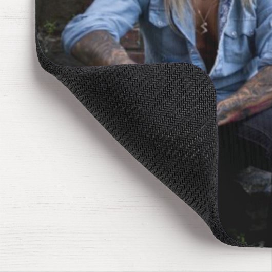 Chris Caffery sitzt von Brick Wall Mouse Pad Mousepad (Ecke)