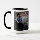 Chris Caffery sitzt von Brick Wall Tasse (Links)