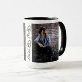 Chris Caffery sitzt von Brick Wall Tasse (VorderseiteRechts)