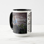 Chris Caffery sitzt von Brick Wall Tasse (Vorderseite Links)