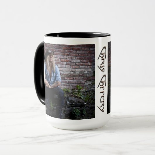 Chris Caffery sitzt von Brick Wall Tasse (Vorderseite Links)