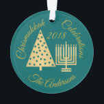 Chrismukkah Chanukka Weihnachtsgoldaquamarines Ornament<br><div class="desc">Entworfen für Familien zwischen Glaubensrichtungen, hat dieses kundenspezifische Gold und aquamarine CHRISMUKKAH FEIER-Verzierung Raum für Ihren Familiennamen und ein Jahr (optional) für ein wirklich einzigartiges Feiertagsandenken. Mein moderner Artgoldweihnachtsbaum und Chanukka Menorah entwirft Eigenschaft ein Tupfenmotiv auf den einfachen Grafiken für ein Stückchen des Spaßes. Set auf einem reichen trendy aquamarinen,...</div>