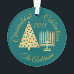 Chrismukkah Chanukka Weihnachtsgoldaquamarines Ornament<br><div class="desc">Entworfen für Familien zwischen Glaubensrichtungen, hat dieses kundenspezifische Gold und aquamarine CHRISMUKKAH FEIER-Verzierung Raum für Ihren Familiennamen und ein Jahr (optional) für ein wirklich einzigartiges Feiertagsandenken. Mein moderner Artgoldweihnachtsbaum und Chanukka Menorah entwirft Eigenschaft ein Tupfenmotiv auf den einfachen Grafiken für ein Stückchen des Spaßes. Set auf einem reichen trendy aquamarinen,...</div>