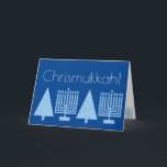 Chrismukkah Light Blue Holiday Fügen Sie Ihr Foto Feiertagskarte<br><div class="desc">Fügen Sie Ihr Lieblings-Foto in das Innere dieser bezaubernden Chrismukkah-Urlaubskarte in Pastellblau auf reich königlich blau. Diese elegante, moderne Grußkarte ist für Mischfamilien konzipiert, die sowohl Hanukkah als auch Weihnachten feiern. Die blass blauen Bilder einer Hanukkah Menorah und eines Weihnachtsbaumes werden in der Karte wiederholt, zusammen mit zwei Abschnitten von...</div>