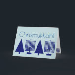 Chrismukkah Navy Blue Holiday Fügen Sie Ihr Foto Feiertagskarte<br><div class="desc">Fügen Sie Ihr Lieblings-Foto in das Innere dieser charmanten Chrismukkah-Urlaubskarte in marineblau auf pastellblau. Diese elegante, moderne Grußkarte ist für Mischfamilien konzipiert, die sowohl Hanukkah als auch Weihnachten feiern. Die dunkelmarineblau-Bilder einer Hanukkah Menorah und eines Weihnachtsbaumes werden in der Karte wiederholt, zusammen mit zwei Abschnitten von passendem dunkelblauen Text, den...</div>