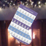 Chrismukkah Silver Menorah Treppenstück Muster Kleiner Weihnachtsstrumpf<br><div class="desc">Passen Sie diesen lustigen Chrismukkah Strumpf mit einem Muster von silbernen Hanukkah Menorahs und silbernen Weihnachtsbäumen auf bunten Streifen von weiß, blau und lila. Fügen Sie dem Strumpf einen silbernen Namen für ein personalisiertes Geschenk hinzu. Die Menorah und die Baum-Designs in Silber sind einfach genug, dass dieser Weihnachtsfeiertag für jeden...</div>