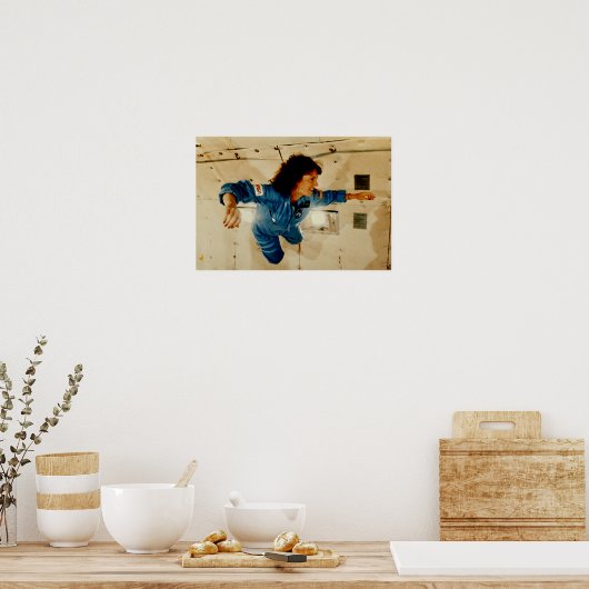 Christa McAuliffe in der Schwerelosigkeitstraining Poster (Küche)