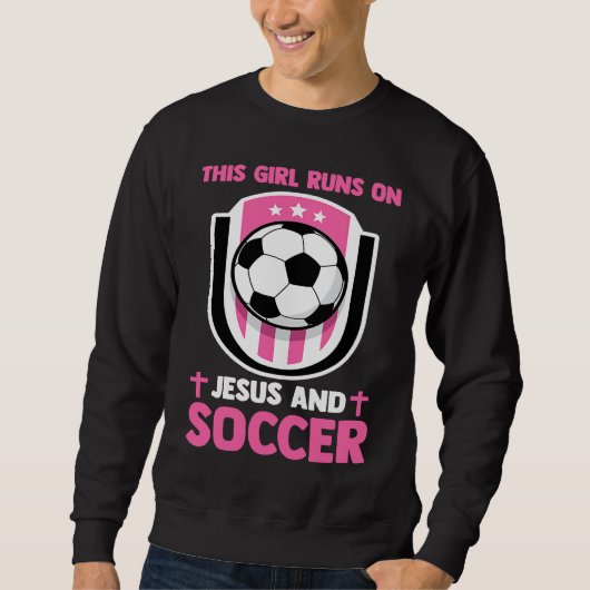 Christian Athlete This Girl Runs On Jesus And Socc Sweatshirt (Vorderseite)