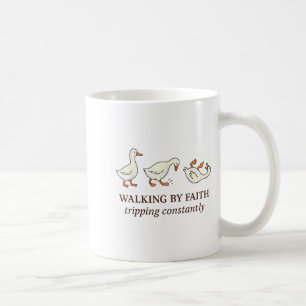 Christliche Gans, die im Glauben geht und ständig Kaffeetasse