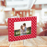 Christliche Liebe Eine weitere Keepake-Fotovorlage Fotoblock<br><div class="desc">Ich habe ein einfaches, aber modernes Design für einen Hochzeitswillen gemacht. Ein roter Hintergrund mit kleinen weißen Herzen, die eine Fotomodelle für das Foto der Braut & Bräutigam umgeben. Der Bibelvers vom 1. John 3:23, "Liebe einander", ist gegenüber vom Foto. Das wäre eine schöne Hochzeit, ein schönes Jubiläum oder Valentins...</div>