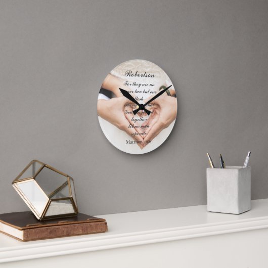Christliche Schrift Hochzeitsfoto Runde Wanduhr (Büro)