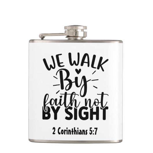 Christlicher Hip Flask "We Walk by Faith" Verse Flachmann (Vorderseite)