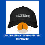 CHRISTLICHER Hut aus gesegneter weißer Stickerei<br><div class="desc">Minimalistischer BLESSED Text weiß bestickt schwarzen Hut. Trage deine Christliche Glaubensbotschaft! Personalisieren Sie dieses einfache Design mit Ihren Lieblings-Bibel-Schriftzügen,  die an den links/rechten Hutseiten angebracht sind. Passen Sie es mit der Farbe/dem Schriftart Ihrer Wahl an. Moderne schwarze Schrift in allen Kaps.</div>