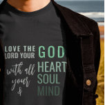 Christlicher T - Shirt<br><div class="desc">Christlicher T - Shirt mit Zitat von Matthew 22:37 "Liebe der Herr, dein Gott mit deinem ganzen Herzen und mit deinem ganzen Soul und mit deinem ganzen Verstand." in gemischter Kalligraphie & minimalistischer Typografie. Dieses trendige, moderne Design ist das perfekte Geschenk- und Modestatement. #christlich #religion #scription #religion #bible #jesus</div>