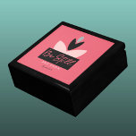 Christliches Be Still & Know Modern Pink Gebet Erinnerungskiste<br><div class="desc">Ich dachte, diese Geschenkboxen würde eine schöne Gebetskiste machen. Ich entwarf ein modernes Design mit abstrakten geometrischen Blume in Rosa, Grau und Schwarz vor einem dunkelrosa Hintergrund. Inspiriert von Psalm 46:10: Er sagt: "Sei still und weiß, dass ich Gott bin; ich werde unter den Nationen gelobt, ich werde in der...</div>