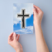 Christliches Kreuz am Hintergrund des blauen Flyer (Handgriff)