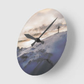 Christliches Kreuz auf dem Berg Runde Wanduhr (Winkel)