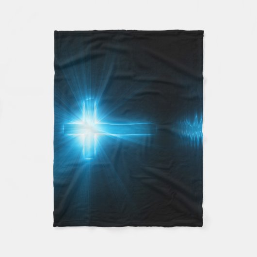 Christliches Kreuz in blauem Licht Fleecedecke (Vorderseite)