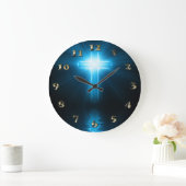 Christliches Kreuz in blauem Licht Große Wanduhr (Zuhause)