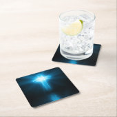 Christliches Kreuz in blauem Licht Rechteckiger Pappuntersetzer (Vor Ort)