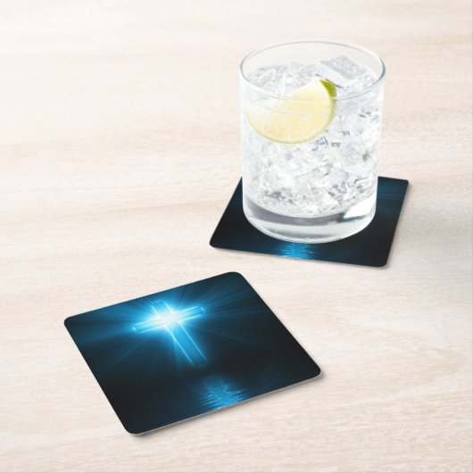 Christliches Kreuz in blauem Licht Rechteckiger Pappuntersetzer (Vor Ort)