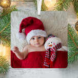 Christmas Baby Foto Birth Stats Ornament Aus Metall<br><div class="desc">Niedliche Weihnachtsschmuck mit einseitigem Bild Ihres Neugeborenen. Auf der anderen Seite,  personalisieren Sie mit ihrem Namen in einem stilvollen weißen Skript und ihren Namen und Geburtsdaten in der modernen weißen Typografie auf einem roten Hintergrund. Perfektes Geschenk für die neuen Großeltern,  Tanten,  Onkel,  Freunde,  etc.</div>