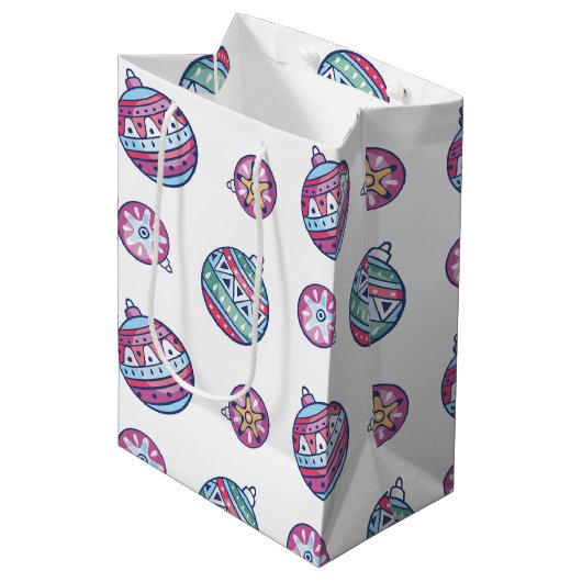 Christmas Balls – Red, Green, Blue & Pink Mittlere Geschenktüte (Vorderseite Schrägansicht)