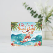 Christmas Beach Party – Tropical Santa Surfing Einladungspostkarte (Stehend Vorderseite)