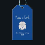 Christmas Beach Sand Dollar Weltfrieden Blau Geschenkanhänger<br><div class="desc">Weihnachten Beach Weltfrieden Blue Tropical Holiday Geschenktag,  mit einem Sand-Dollar-und weiße Typografie-Design. Mit anpassbarer Schrift können Sie Ihren eigenen Text hinzufügen. Eine einfache Möglichkeit,  eine Touch des Ozeans zu Ihren Urlaubsgeschenken hinzuzufügen.</div>