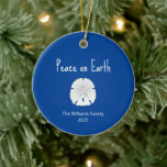 Christmas Beach Sand Dollar Weltfrieden Blau Keramik Ornament<br><div class="desc">Weihnachten Beach Weltfrieden Blue Holiday Ornament,  mit einem Sand-Dollar-und weiße Typografie-Design. Mit anpassbarer Schrift können Sie Ihren eigenen Text hinzufügen. Eine einfache Möglichkeit,  eine Touch des Ozeans zu Ihrem Urlaubshaus hinzuzufügen.</div>