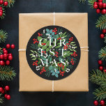 CHRISTMAS Berries Greenery Holiday Black Runder Aufkleber<br><div class="desc">Das Wort CHRISTMAS steht unter Blätter und Beeren auf schwarzem Hintergrund (oder in beliebiger Farbe) auf diesen runden Aufklebern,  elegant für Umschlag Aufkleber,  Gastgeschenke oder Weihnachtsfeiertage. PASSENDE Artikel in unserem Geschäft.</div>