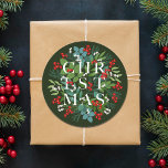 CHRISTMAS Berries Greenery Holiday Runder Aufkleber<br><div class="desc">Das Wort CHRISTMAS sitzt unter Blätter und Beeren auf dunkelgrünem Hintergrund (oder in beliebiger Farbe) auf diesen runden Aufklebern,  elegant für Umschlag Aufkleber,  Gastgeschenke oder Weihnachtsfeiertage. PASSENDE Artikel in unserer Sammlung.</div>