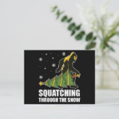Christmas Bigfoot Squatching Through The Snow Postkarte (Stehend Vorderseite)