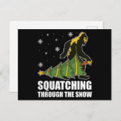 Christmas Bigfoot Squatching Through The Snow Postkarte (Vorne/Hinten)