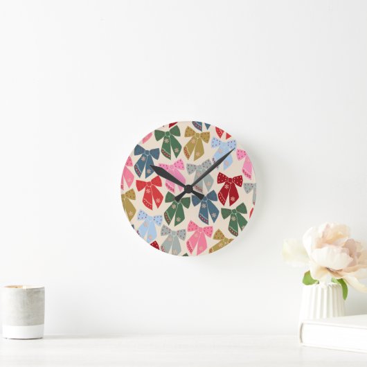 Christmas Bows Coquette Runde Wanduhr (Zuhause)