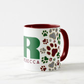 Christmas Buffalo Kariert Dog Paw Monogram Tasse (VorderseiteRechts)