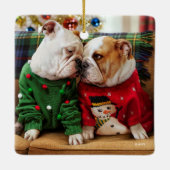 Christmas Bulldogs in Sweaters Keramikornament (Rückseite)