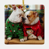 Christmas Bulldogs in Sweaters Keramikornament (Vorderseite)