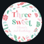 Christmas Candy Three ist Sweet 3. Geburtstag Runder Aufkleber<br><div class="desc">Das ist süß! Weihnachtscreme 3. Geburtstag Party Aufkleber mit Bonbons,  Geleebohnen und anderen Süßigkeiten.</div>