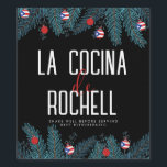 Christmas Coquito Weinetikett<br><div class="desc">Das Cocina de (Ihr Name) Label zeichnet sich durch ein fröhliches und lebendiges Urlaubsprojekt aus. In der Mitte befinden sich üppige, grüne Äste, die mit funkelnden Ornamenten geschmückt sind, die das puerto-ricanische Erbe feiern. Jedes Dekor ist mit der berühmten puerto-ricanischen Flagge dekoriert und weist stolz die Farben Rot, Weiß und...</div>