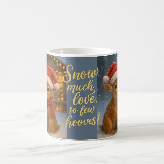 Christmas Deer Couple under Cozy Cabin Lights Kaffeetasse (Mittel)