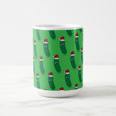 Christmas Dill Pickle wearing a Santa Hat Kaffeetasse (Mittel)