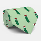 Christmas Dill Pickle wearing a Santa Hat Krawatte (Gerollt)