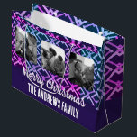 Christmas Family Foto Geometric Fuchsia Lila Große Geschenktüte<br><div class="desc">Große Geschenktasche mit drei Fotos auf der Vorderseite, die personalisiert sein kann, zusammen mit einem sehr stilvollen geometrischen Stammbaum in verschiedenen Tönen von lila und Fuchsia. Der Stammestempel macht die Tasche ganz anders und einzigartig. Sie können auch angeben, von wem das Geschenk stammt, ob es persönlich ist oder von Ihrer...</div>