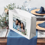Christmas family foto white cone pine name große geschenktüte<br><div class="desc">Personalisieren und fügen Sie Ihr eigenes Foto. Ein grüner Rahmen mit einem Kegel und Kieferngrün. Eleganter weißer Hintergrund. Geben Sie Ihren Familiennamen und das Jahr ein.</div>