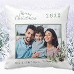 Christmas family foto white cone pine name kissen<br><div class="desc">Personalisieren und fügen Sie Ihr eigenes Foto. Ein grüner Rahmen mit einem Kegel und Kieferngrün. Eleganter weißer Hintergrund. Geben Sie Ihren Familiennamen und das Jahr ein.</div>