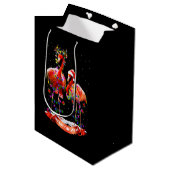 Christmas Flamingos Classic Mittlere Geschenktüte (Vorderseite Schrägansicht)