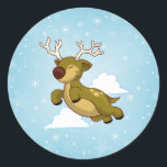 Christmas Flying Rentier Runder Aufkleber<br><div class="desc">Ein niedliches Cartoon-Bild eines bezaubernden Weihnachtsrentiers,  der mit Schneeflocken und Wolken im Hintergrund in den Himmel fliegt.</div>