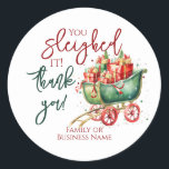 Christmas Funny Danke Runder Aufkleber<br><div class="desc">Ein wunderbarer Dankeschön Weihnachtsaufkleber. Dieses lustige Design bietet ein lustiges Urlaubssleigh mit Geschenken. Die Typografie sagt: "Sie haben es dieses Jahr gekleidet" und sagt Danke. Ein besonderer Weg,  um einer Person,  einer Mitarbeitergruppe oder einem ehrenamtlichen Team während der Festsaison zu danken.</div>