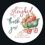 Christmas Funny Danke Runder Aufkleber<br><div class="desc">Ein wunderbarer Dankeschön Weihnachtsaufkleber. Dieses lustige Design bietet ein lustiges Urlaubssleigh mit Geschenken. Die Typografie sagt: "Sie haben es dieses Jahr gekleidet" und sagt Danke. Ein besonderer Weg,  um einer Person,  einer Mitarbeitergruppe oder einem ehrenamtlichen Team während der Festsaison zu danken.</div>